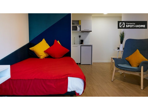 Studio apartment for rent in a residence in Paranhos, Porto - Apartamente