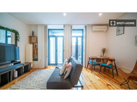 Aluga-se estúdio no Porto - Apartamentos