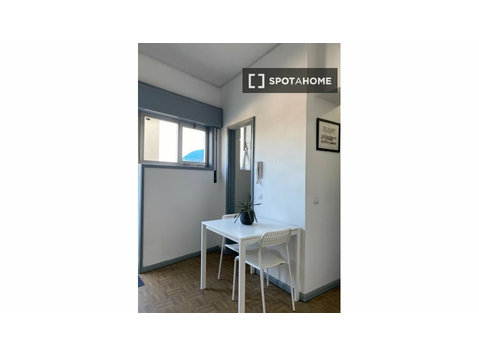 Aluga-se estúdio no Porto - Apartamentos