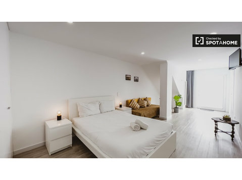 Aluga-se estúdio no Porto - Apartamentos