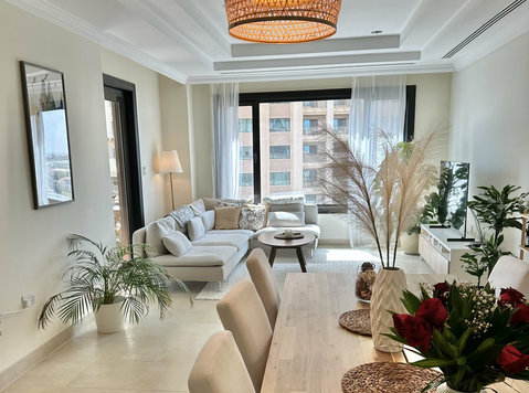 Beautiful apartment in Porto Arabia (short term) - WGs/Zimmer
