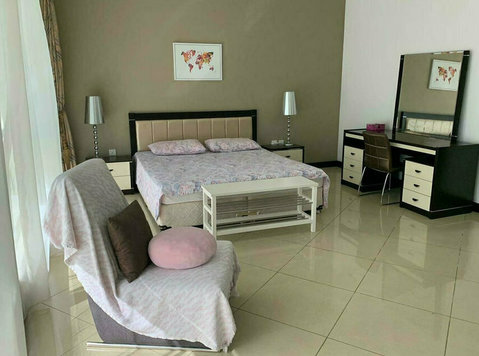 Large Ensuite Room with Balcony at Beverly Hills Tower - Flatshare