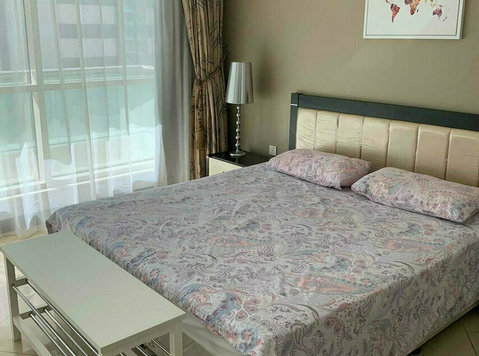 Large Ensuite Room with Balcony at Beverly Hills Tower - Комнаты