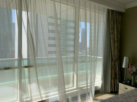 Large Ensuite Room with Balcony at Beverly Hills Tower - Комнаты