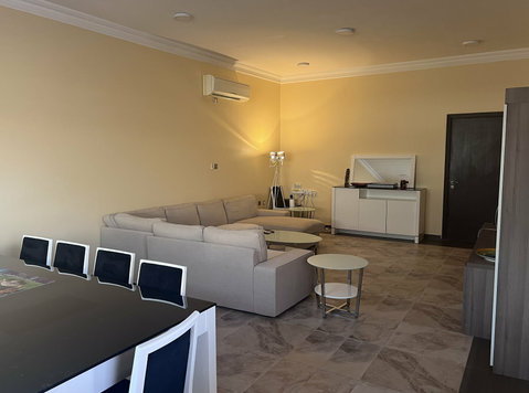 Room in spacious villa in Nuaija near ‘the Mall’ - Pisos compartidos
