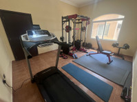 Room in spacious villa with gym in Nuaija near ‘the Mall’ - Flatshare