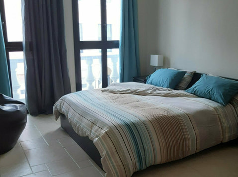 Ensuite bedroom in a big townhouse at the Pearl Qatar - Flatshare