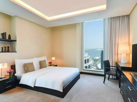 Queen bedroom in luxury apartment in Kempinski West bay - Комнаты