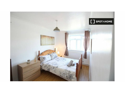 Pokoje do wynajęcia w mieszkaniu z 4 sypialniami w Londynie - Do wynajęcia