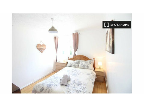 Zimmer zu vermieten in 4-Zimmer-Wohnung in London - Zu Vermieten