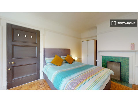 Zimmer zu vermieten in einer 8-Zimmer-Wohnung in London,… - Zu Vermieten