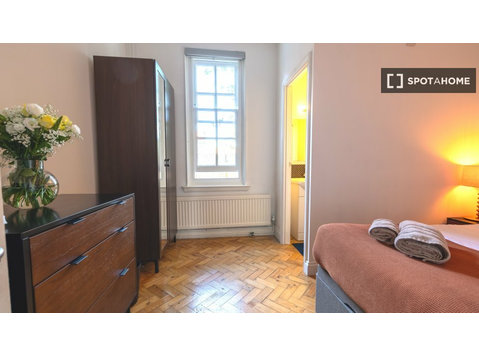 Londra, Londra'da 8 yatak odalı dairede kiralık oda - Kiralık