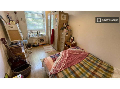 Stanza in appartamento con 3 stanze da letto a Londra - In Affitto