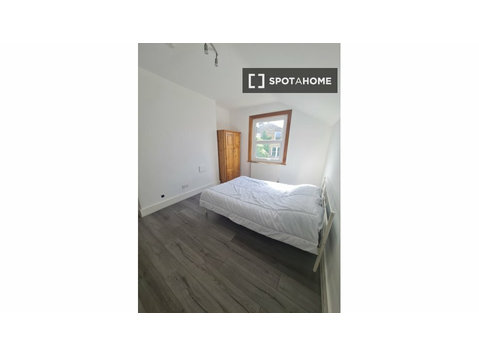Zimmer zu vermieten in einem Haus mit 6 Schlafzimmern in… - Zu Vermieten