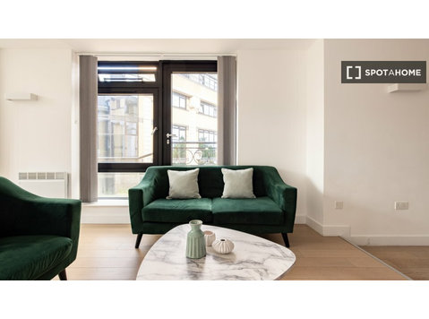 Apartamento de 2 habitaciones en alquiler en Brentford,… - Lakások