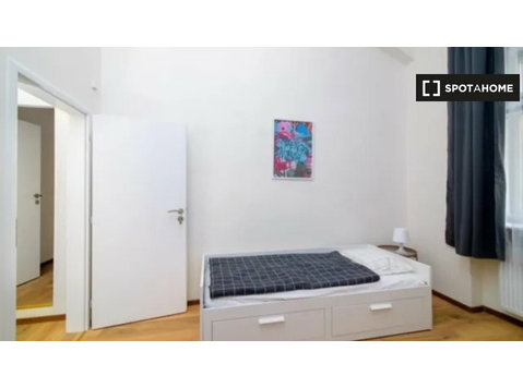 Pokój do wynajęcia w mieszkaniu z 3 sypialniami w Pradze - Do wynajęcia