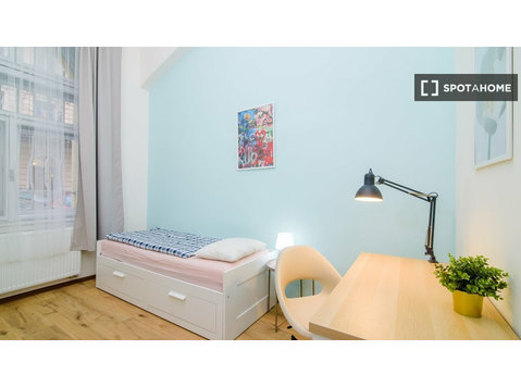 Chambre à louer dans un appartement de 3 chambres à Prague - À louer