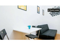 Zimmer zu vermieten in 5-Zimmer-Wohnung in Bubny, Prag - Zu Vermieten