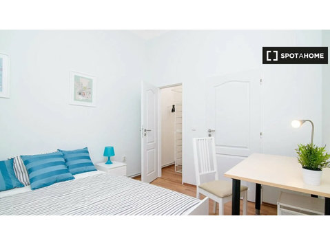 Se alquila habitación en apartamento de 6 habitaciones en… - Ενοικίαση