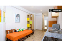 Se alquila habitación en apartamento de 6 habitaciones en… - Kiadó