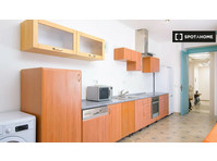 Zimmer zu vermieten in 6-Zimmer-Wohnung in Florenc, Prag - Zu Vermieten