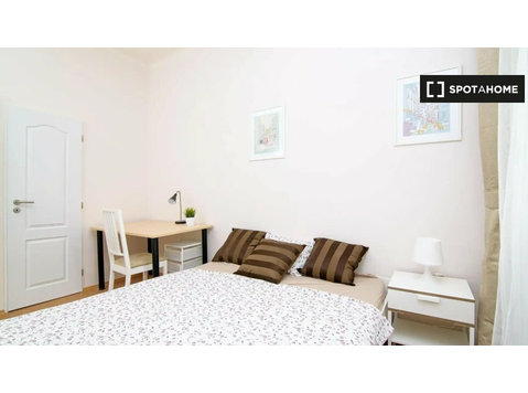Zimmer zu vermieten in 6-Zimmer-Wohnung in Florenc, Prag - Zu Vermieten