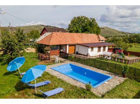 Transylvanian Cottage with Private Swimming Pool - Disewakan
