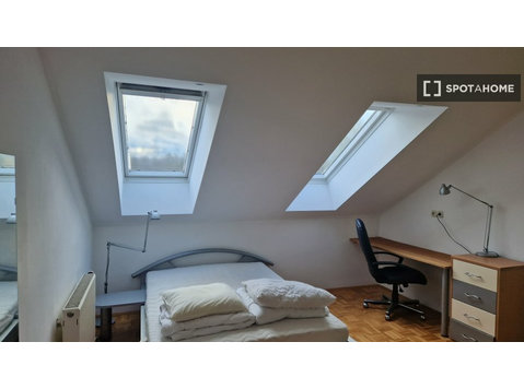Zimmer zu vermieten in 8-Zimmer-Wohnung in Ljubljana - Zu Vermieten