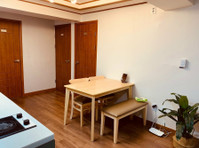 private bedroom + private bath at hongik university station - Общо жилище