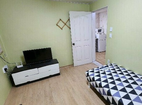 3-min Walk to Sinchon Station – Perfect Location in Seoul! - Pisos