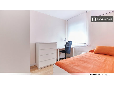 Stanza in affitto in appartamento con 3 camere da letto a… - 出租