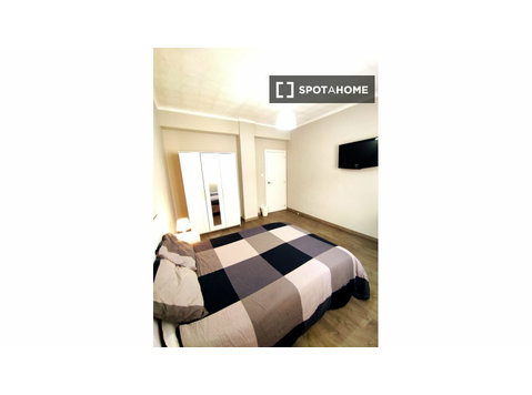 Stanza in affitto in appartamento con 5 camere da letto a… - Kiralık