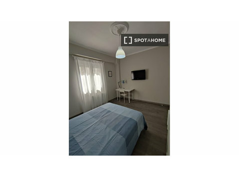 Stanza in affitto in appartamento con 5 camere da letto a… - Ενοικίαση