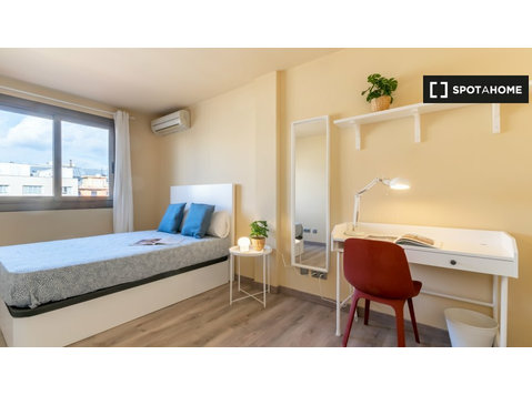 Camera in affitto in appartamento con 5 camere da letto a… - الإيجار