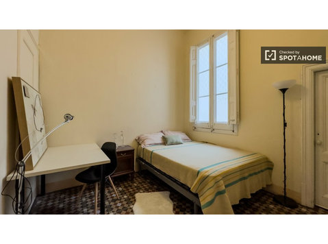 Stanza in affitto in appartamento con 9 camere da letto a… - For Rent