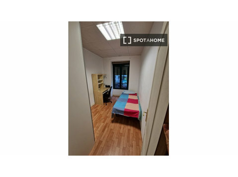 Camera in affitto in appartamento con 7 camere da letto ad… - Kiadó