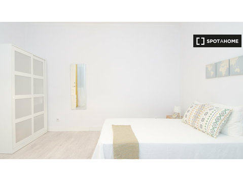 Camera in affitto in appartamento con 7 camere da letto nel… - Disewakan