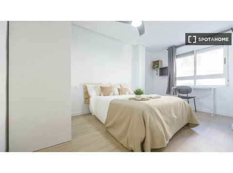 Camera in affitto in appartamento con 5 camere da letto a… - À louer
