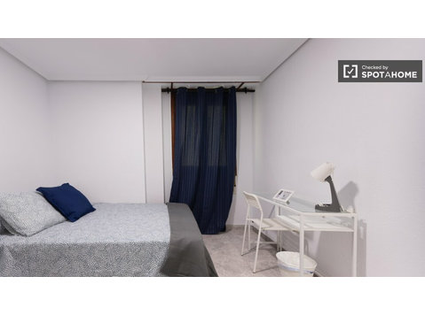 Stanza in affitto in appartamento con 7 camere da letto a… - In Affitto