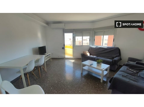 Appartamento con 4 camere da letto in affitto a L'Amistat,… - Appartamenti