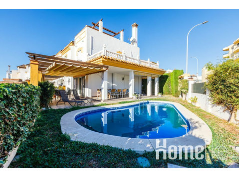 Villa de trois chambres avec piscine privée à Malaga - Appartements