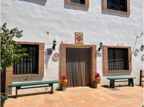Pista Vereda del Camino Viejo de Granada, Alcaucín - Куће