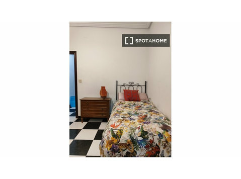 Room for rent in 2-bedroom apartment in El Pópulo, Cádiz - For Rent