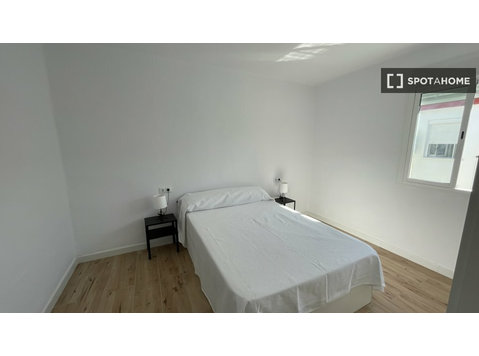 Room for rent in 3-bedroom apartment in Cadiz - За издавање