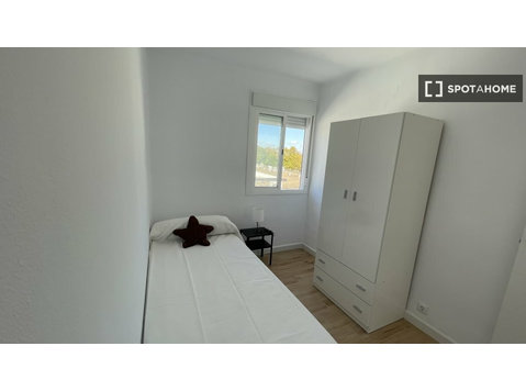 Room for rent in 3-bedroom apartment in Cadiz - Disewakan