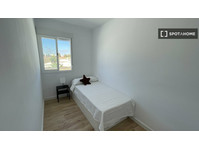 Room for rent in 3-bedroom apartment in Cadiz - Kiadó