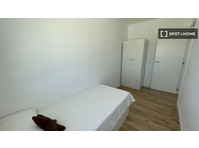 Room for rent in 3-bedroom apartment in Cadiz - 空室あり