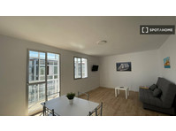 Room for rent in 3-bedroom apartment in Cadiz - Za iznajmljivanje