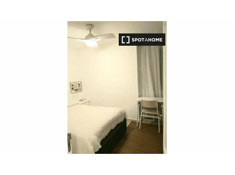 Rooms for rent in 3-bedroom apartment in  Cadiz - الإيجار
