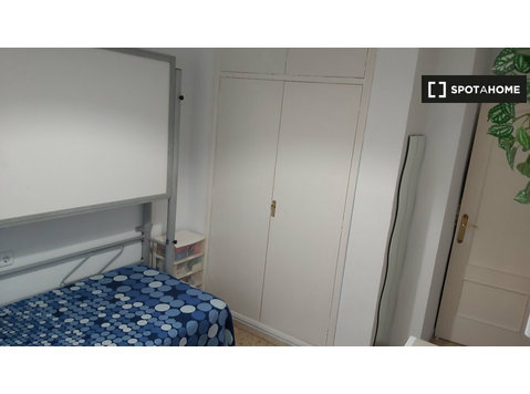 Alugam-se quartos em apartamento de 3 quartos em Cádis - Aluguel